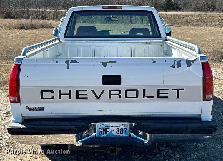 image for item OJ9421 1994 GMC Sierra C1500 pickup truck