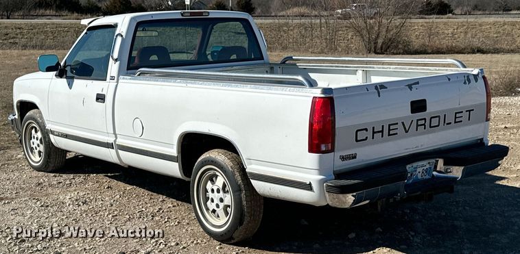 image for item OJ9421 1994 GMC Sierra C1500 pickup truck