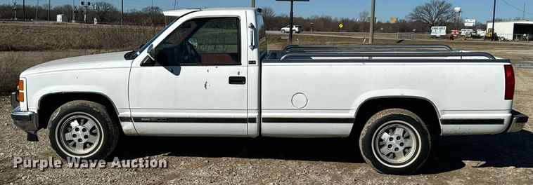 image for item OJ9421 1994 GMC Sierra C1500 pickup truck