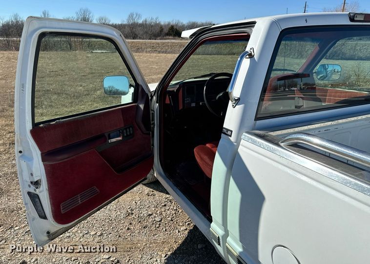 image for item OJ9421 1994 GMC Sierra C1500 pickup truck