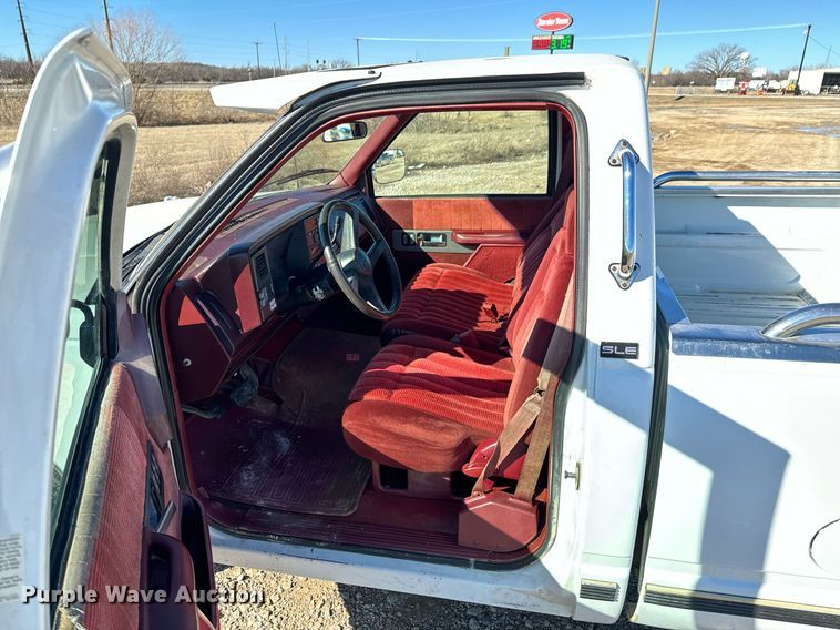 image for item OJ9421 1994 GMC Sierra C1500 pickup truck