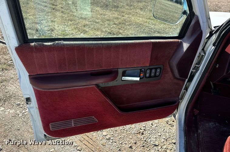 image for item OJ9421 1994 GMC Sierra C1500 pickup truck