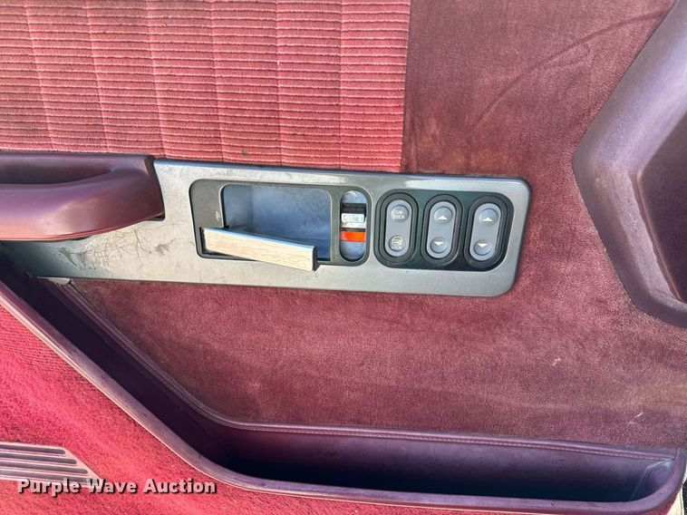 image for item OJ9421 1994 GMC Sierra C1500 pickup truck