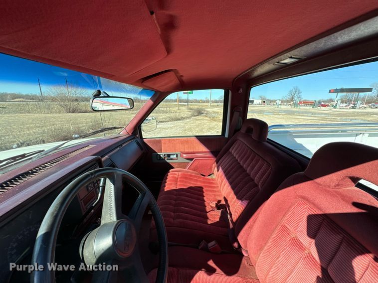 image for item OJ9421 1994 GMC Sierra C1500 pickup truck