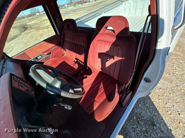 image for item OJ9421 1994 GMC Sierra C1500 pickup truck