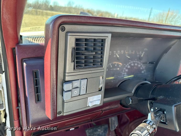 image for item OJ9421 1994 GMC Sierra C1500 pickup truck