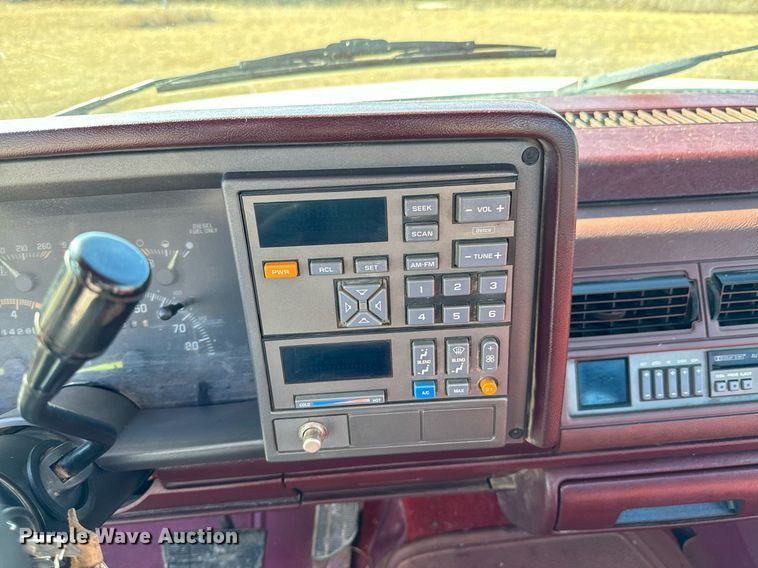 image for item OJ9421 1994 GMC Sierra C1500 pickup truck