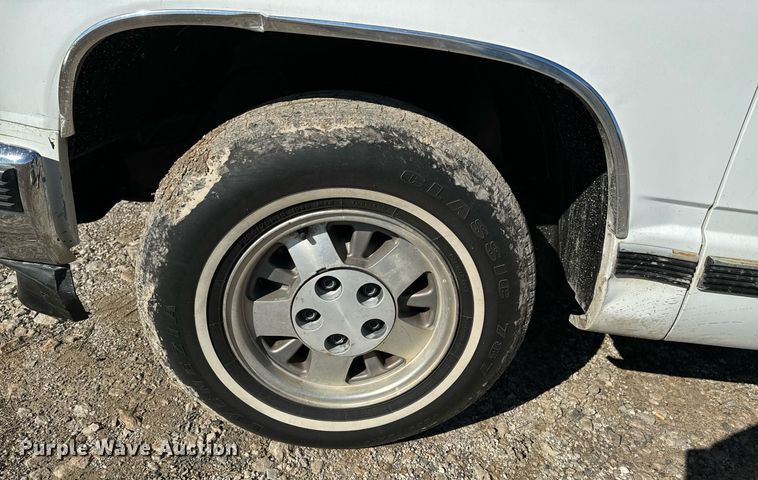 image for item OJ9421 1994 GMC Sierra C1500 pickup truck