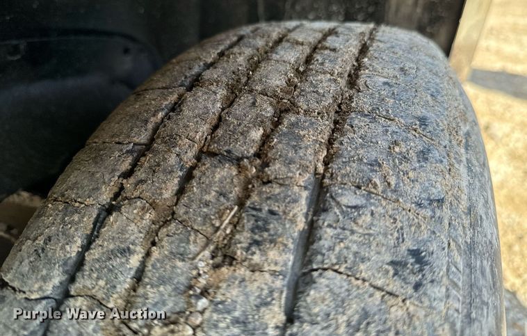 image for item OJ9421 1994 GMC Sierra C1500 pickup truck