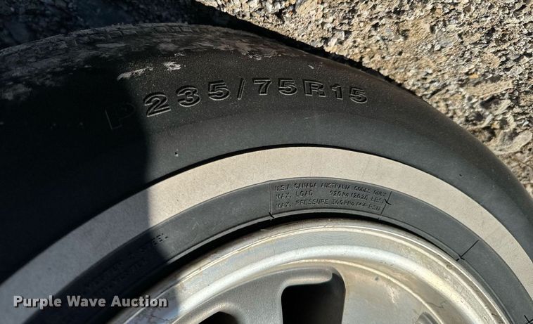 image for item OJ9421 1994 GMC Sierra C1500 pickup truck