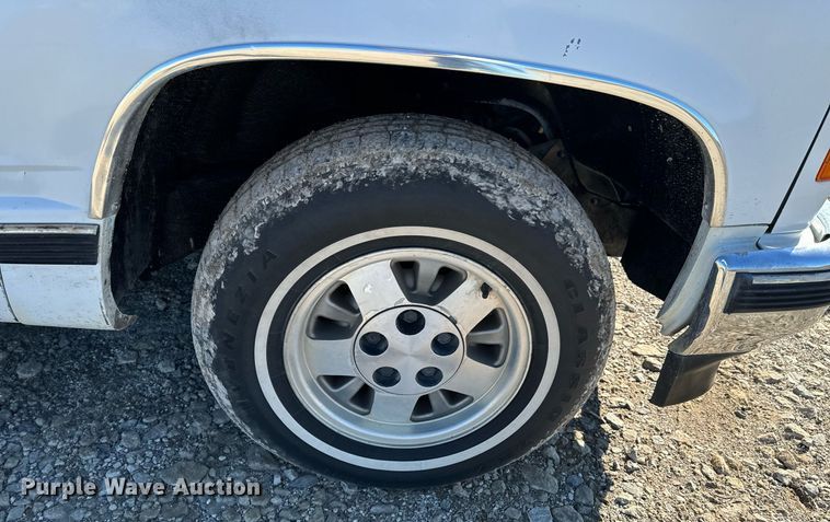 image for item OJ9421 1994 GMC Sierra C1500 pickup truck