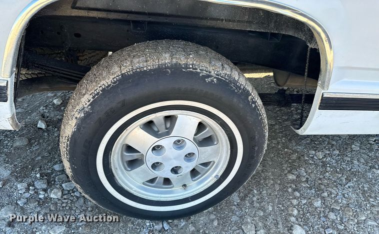 image for item OJ9421 1994 GMC Sierra C1500 pickup truck