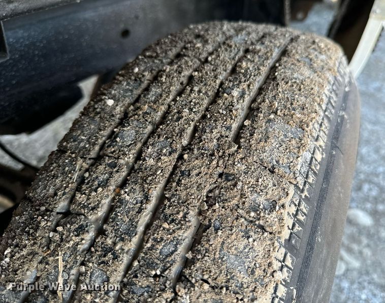 image for item OJ9421 1994 GMC Sierra C1500 pickup truck