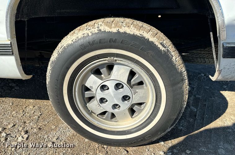 image for item OJ9421 1994 GMC Sierra C1500 pickup truck