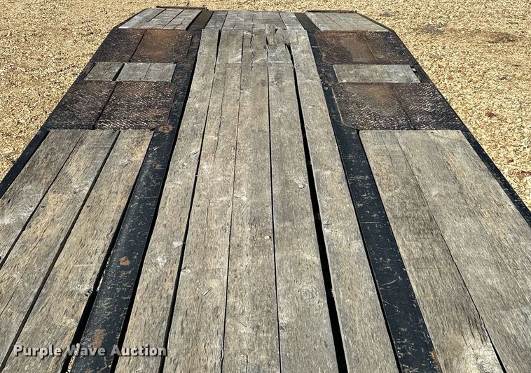 image for item OM9805 2007 Eager Beaver 20XPT equipment trailer