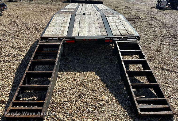 image for item OM9805 2007 Eager Beaver 20XPT equipment trailer