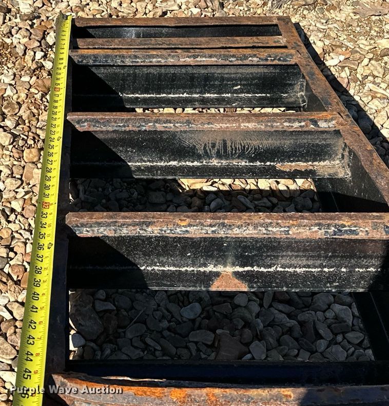 image for item OM9805 2007 Eager Beaver 20XPT equipment trailer