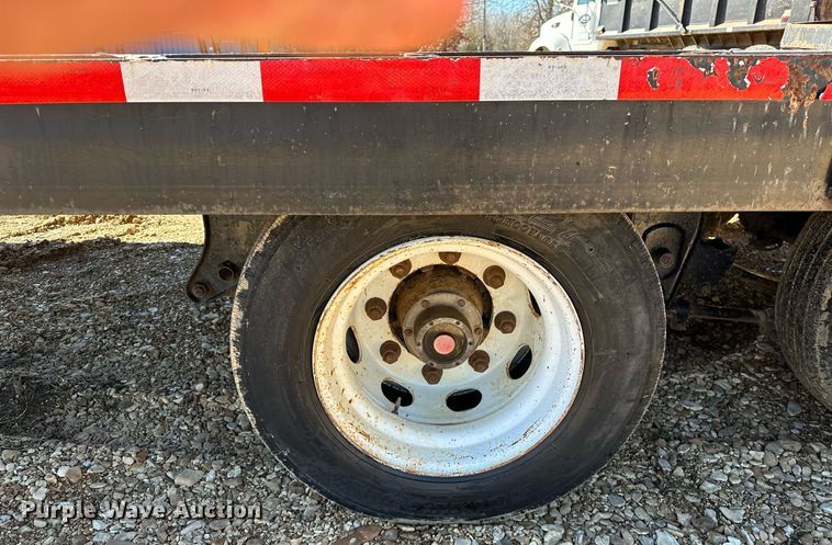 image for item OM9805 2007 Eager Beaver 20XPT equipment trailer