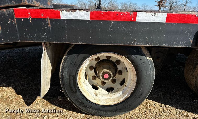 image for item OM9805 2007 Eager Beaver 20XPT equipment trailer