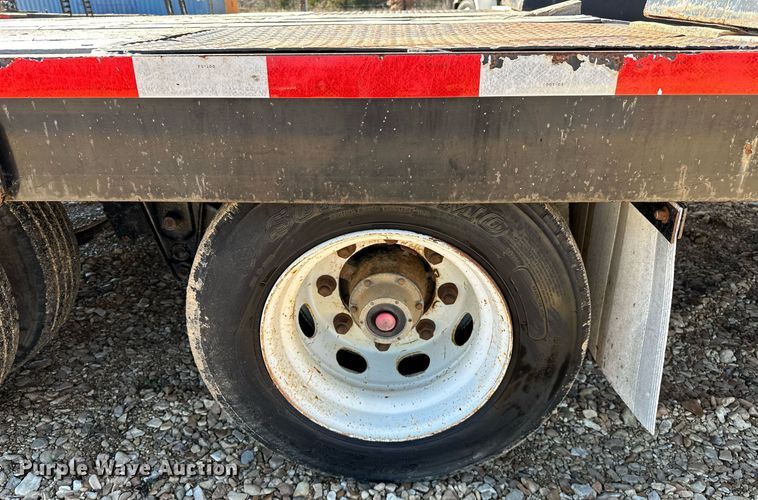 image for item OM9805 2007 Eager Beaver 20XPT equipment trailer