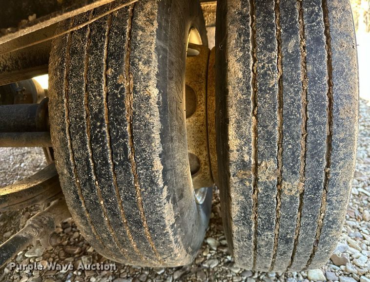 image for item OM9805 2007 Eager Beaver 20XPT equipment trailer