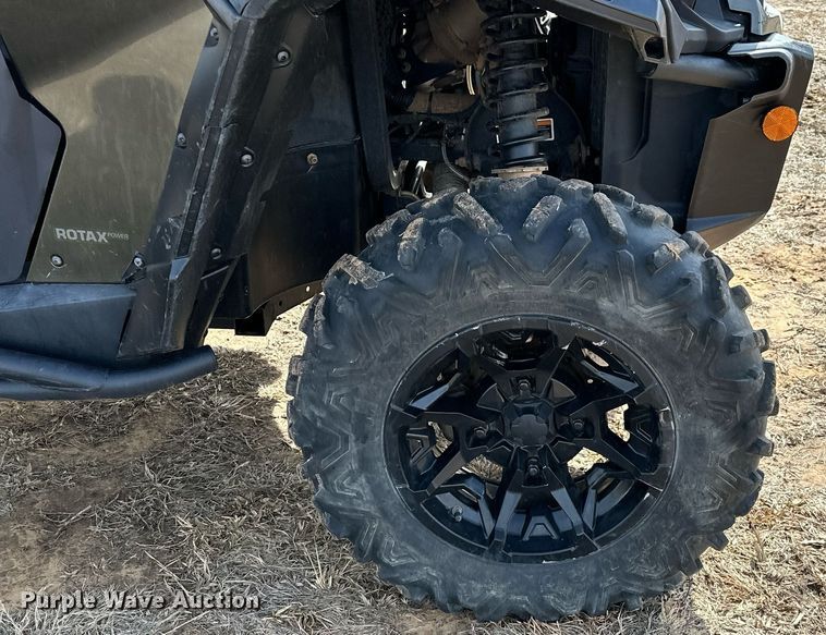 image for item OM9822 2019 Can-Am Commander XT 1000R utility vehicle