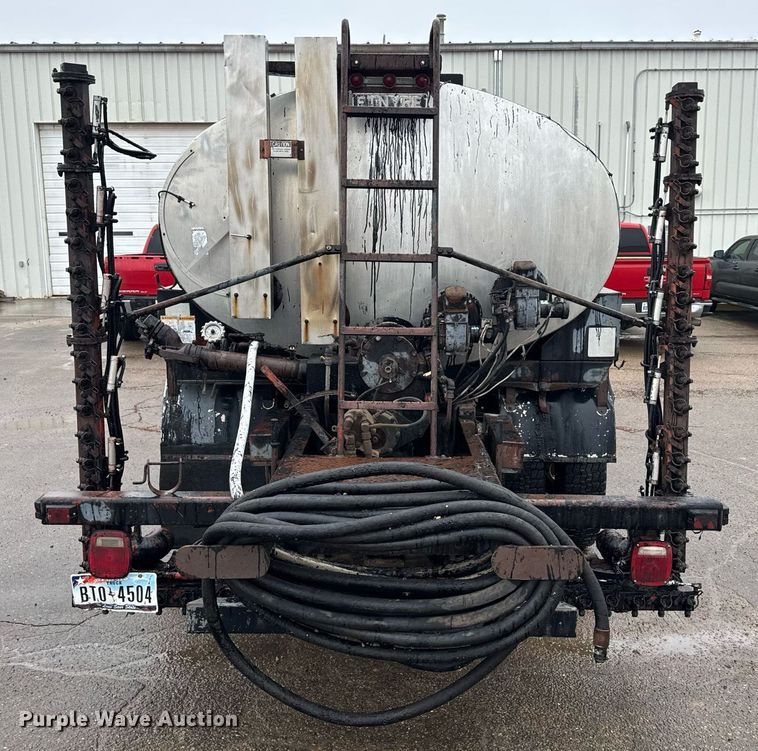 image for item DK6769 1997 Ford F800 oil distributor truck