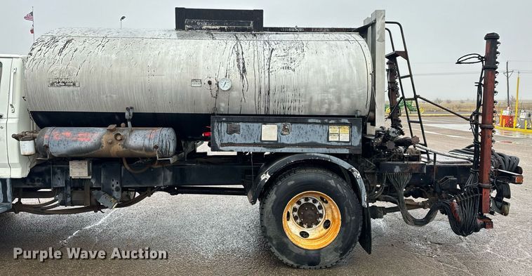 image for item DK6769 1997 Ford F800 oil distributor truck