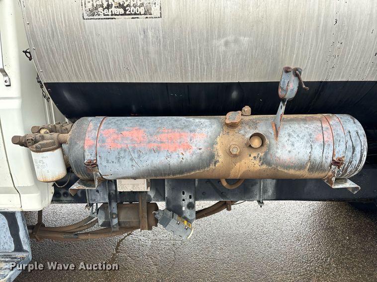 image for item DK6769 1997 Ford F800 oil distributor truck