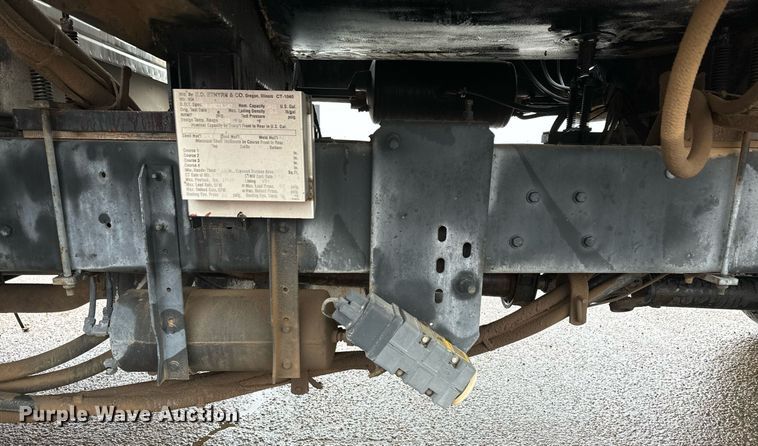 image for item DK6769 1997 Ford F800 oil distributor truck