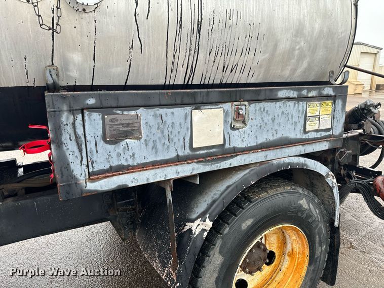 image for item DK6769 1997 Ford F800 oil distributor truck