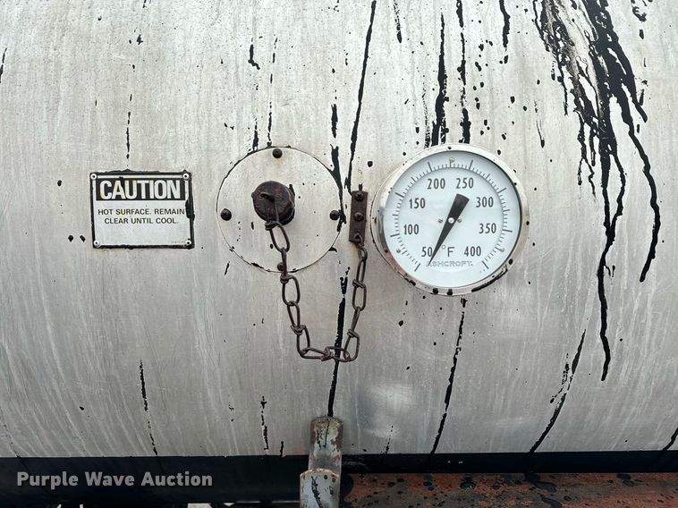 image for item DK6769 1997 Ford F800 oil distributor truck