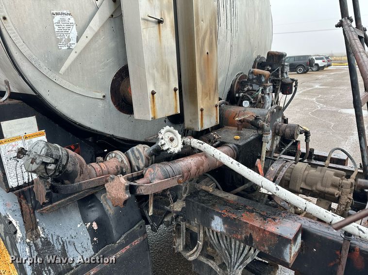 image for item DK6769 1997 Ford F800 oil distributor truck