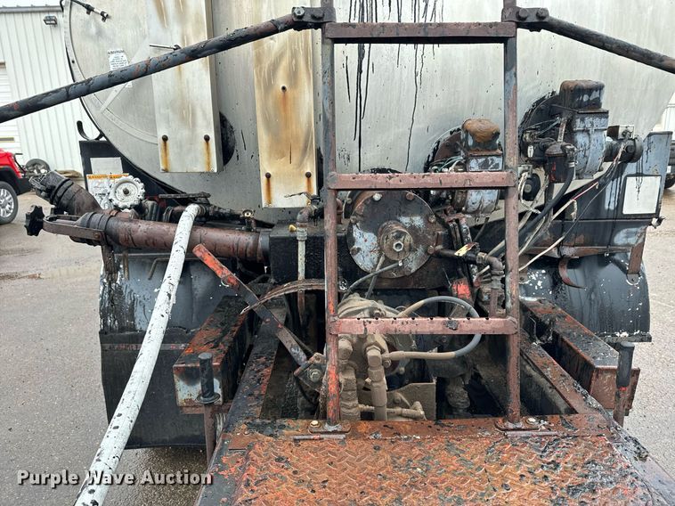 image for item DK6769 1997 Ford F800 oil distributor truck