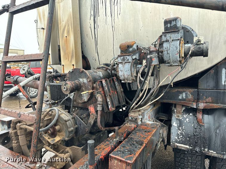 image for item DK6769 1997 Ford F800 oil distributor truck