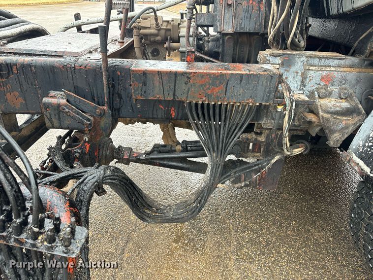 image for item DK6769 1997 Ford F800 oil distributor truck