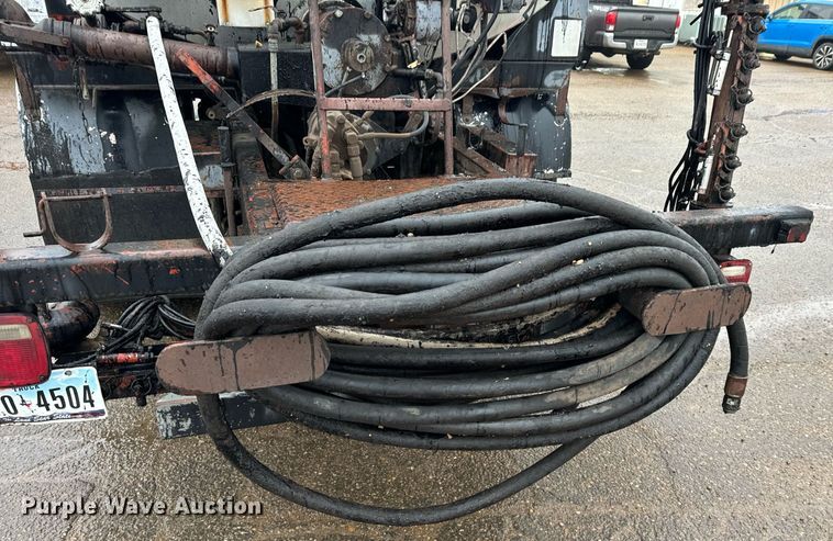 image for item DK6769 1997 Ford F800 oil distributor truck