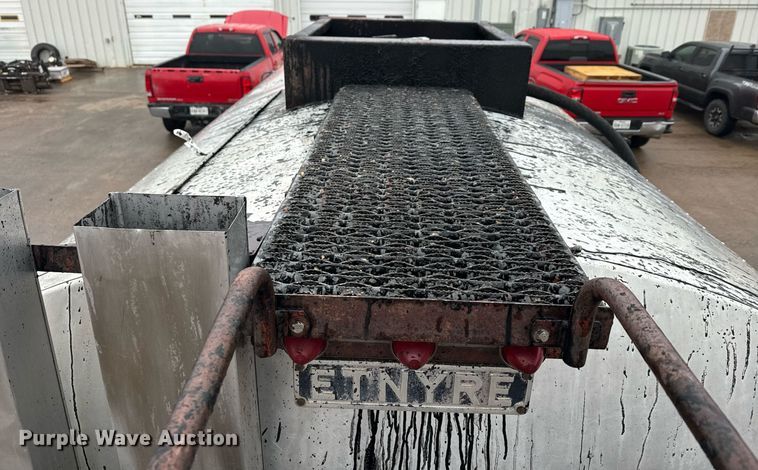 image for item DK6769 1997 Ford F800 oil distributor truck