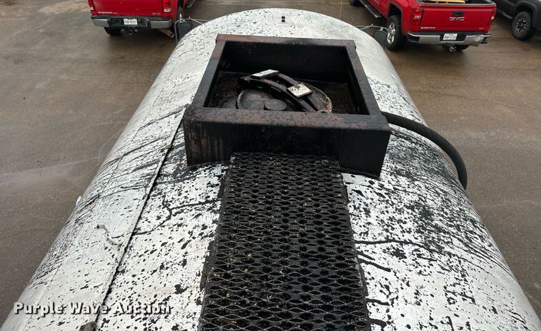 image for item DK6769 1997 Ford F800 oil distributor truck