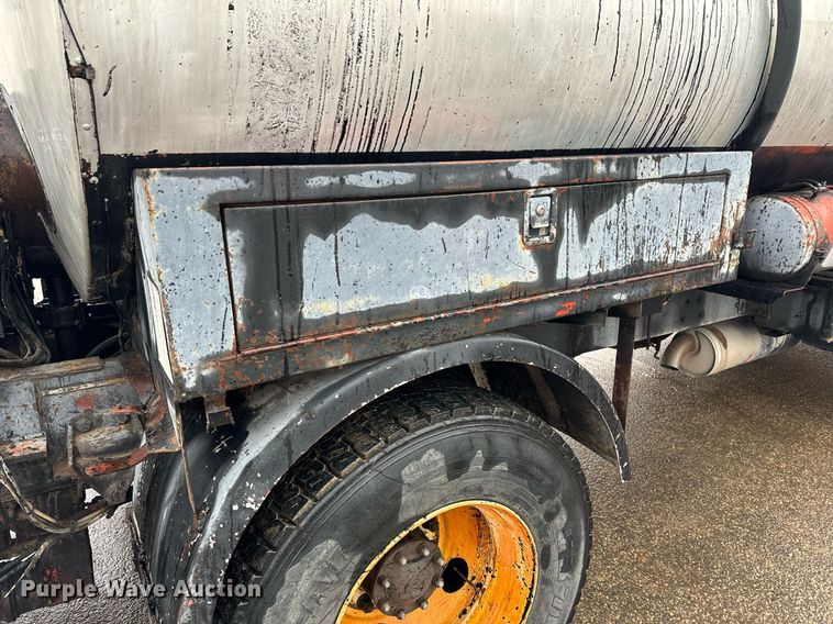 image for item DK6769 1997 Ford F800 oil distributor truck