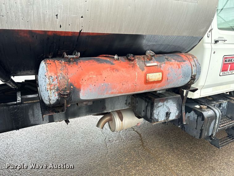 image for item DK6769 1997 Ford F800 oil distributor truck