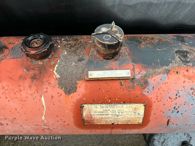 image for item DK6769 1997 Ford F800 oil distributor truck