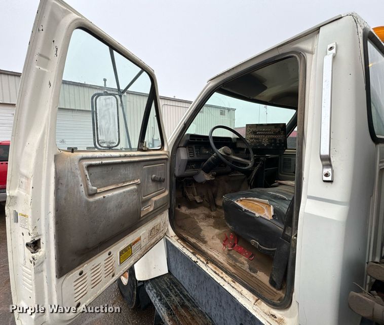 image for item DK6769 1997 Ford F800 oil distributor truck