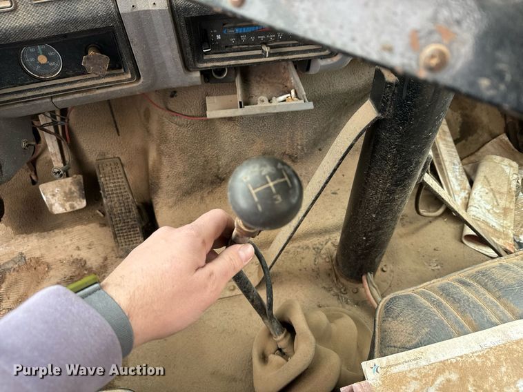 image for item DK6769 1997 Ford F800 oil distributor truck