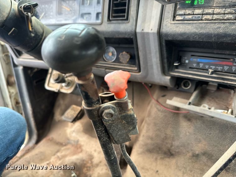 image for item DK6769 1997 Ford F800 oil distributor truck