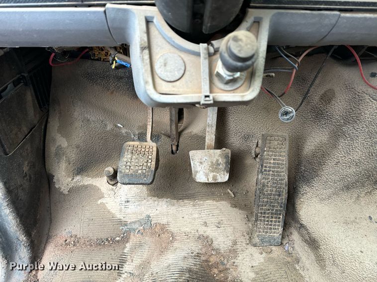 image for item DK6769 1997 Ford F800 oil distributor truck