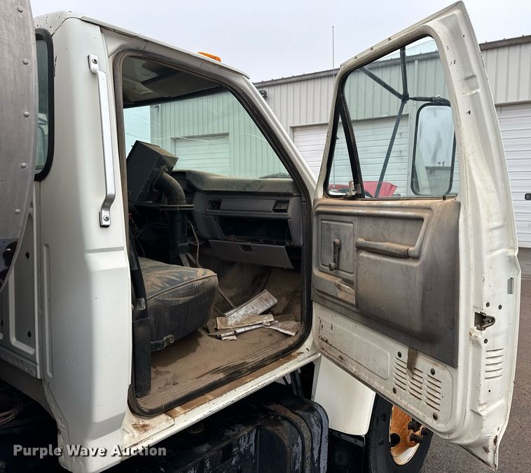 image for item DK6769 1997 Ford F800 oil distributor truck