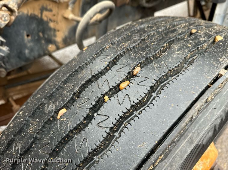 image for item DK6769 1997 Ford F800 oil distributor truck