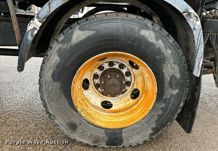 image for item DK6769 1997 Ford F800 oil distributor truck