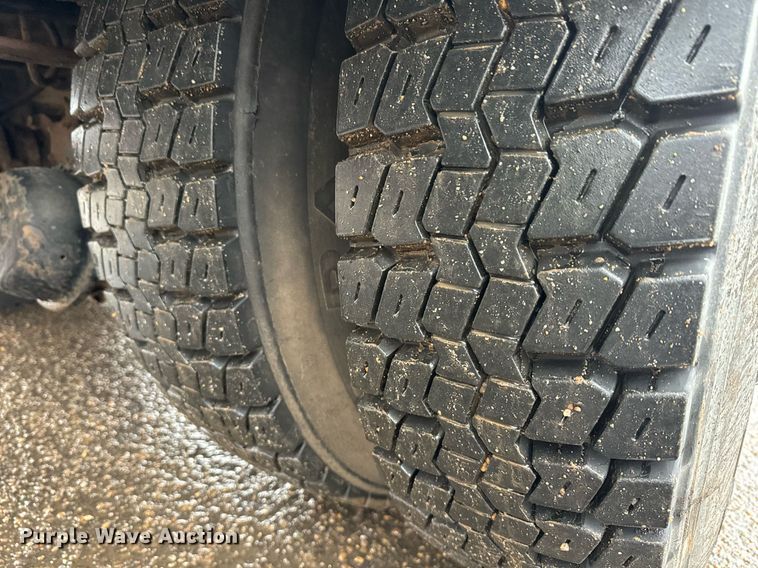 image for item DK6769 1997 Ford F800 oil distributor truck